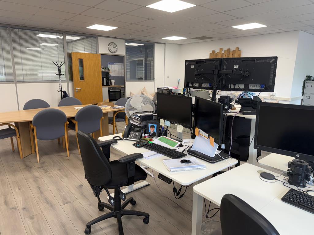 Lot: 94 - COMMERCIAL PART POSSESSION PRODUCING £16,200 PER ANNUM - First floor offices with laminate floor and partitions